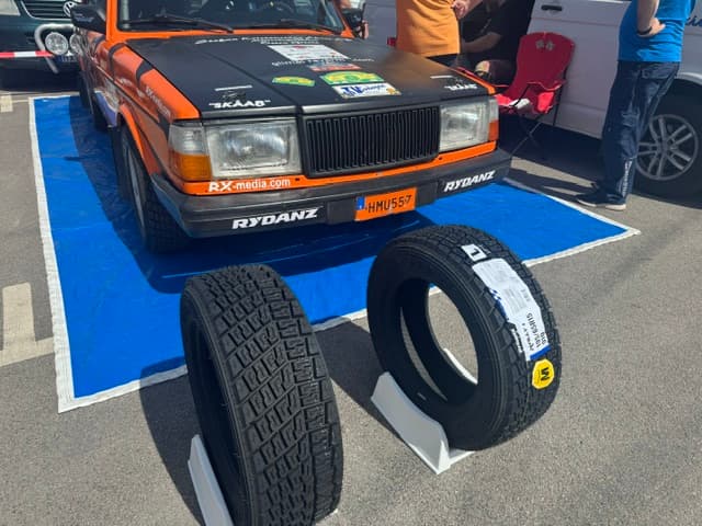 Rydanz Rally 1-däck på ställ i depån framför rallybilen