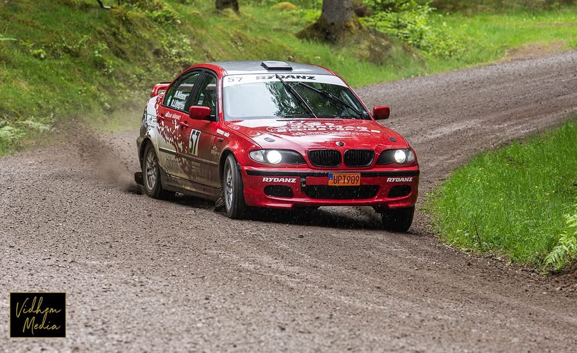 Rydanz-utrustad BMW i full fart genom dammet på en svensk grusspecialsträcka