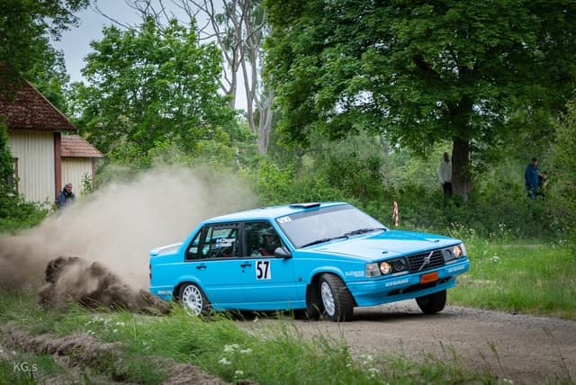 Volvo på Rydanz Rally 1 kastar upp ett stort dammoln på grus