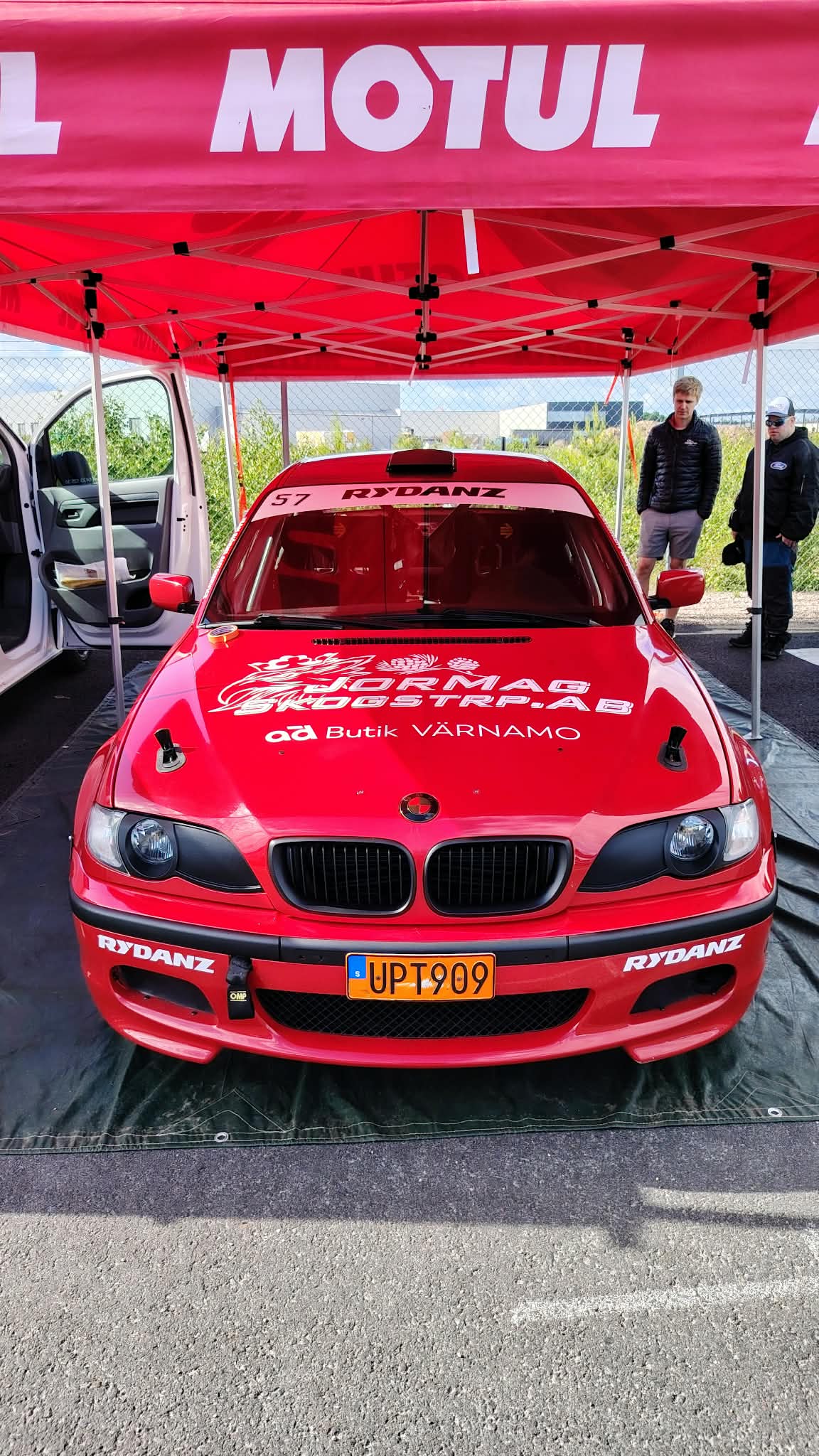 Rallybilen i depån under tält mellan specialsträckorna