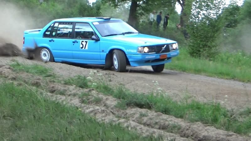 Blå Volvo på Rydanz Rally 1 i fart på en grusig specialsträcka