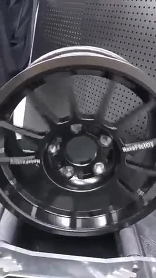 Närbild på RaceFactory-fälgens nav och ekar i rörelse
